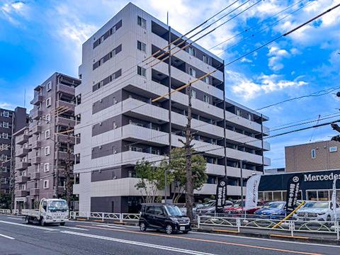 落ち着いた色調とデザインが特徴の外観は、住む人の心を和ませる上品な佇まい。高級感と清潔感が漂い、安心して暮らせる住環境を実感できます。