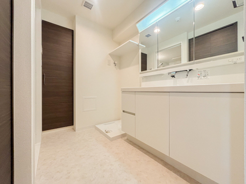 使い勝手が良い洗面化粧台は、収納力も豊富で清潔感が保たれた空間。シンプルでモダンなデザインが、朝の支度を快適にしてくれます。毎日の生活がよりスムーズに整います。