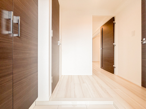 広々とした玄関スペースは、家族や来客を温かく迎え入れる心地よい空間です。ゆとりあるスペースがあるため、荷物の置き場にも困らず、快適な住まいの入り口としての機能が充実しています。