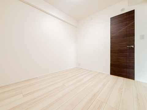 広めの居室は、趣味や仕事にも使える多機能なスペースが魅力です。明るく開放的な雰囲気に包まれており、リラックスした時間を過ごせる快適な居住空間が広がっています。