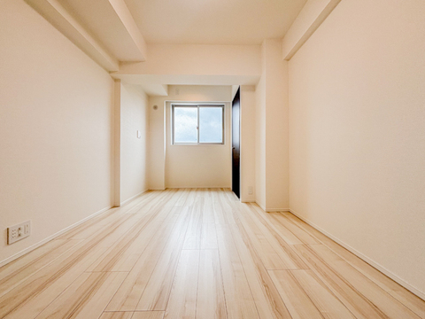 広々とした居室は、たっぷりと日差しが差し込み、ゆったりとしたくつろぎのひとときを楽しめる空間です。清潔感と快適さが保たれており、穏やかで心地よい毎日を支えてくれます。