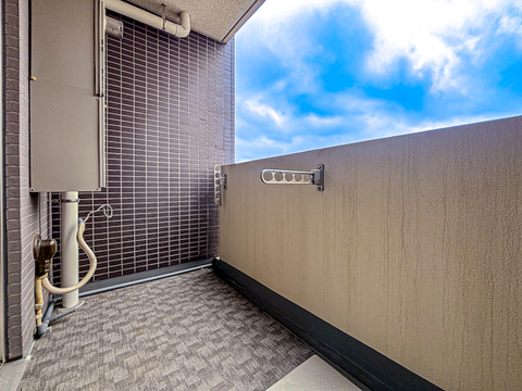 広々としたバルコニーは、植物やインテリアを楽しむスペースにぴったり。風通しが良く、晴れた日には日向ぼっこが楽しめる快適な空間です。季節ごとの変化を感じながらリラックスしたひとときを過ごせます。