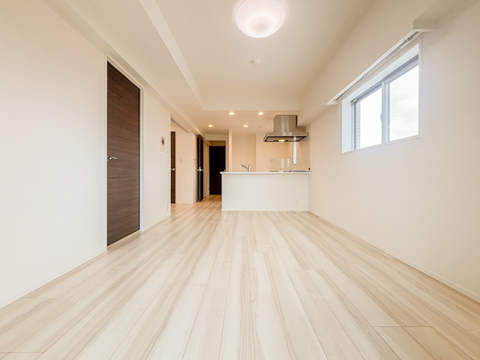 広々としたリビングは、家族全員がのびのびとくつろげる憩いの場所です。明るい光が差し込み、温かみのある空間が、毎日の生活をより豊かで楽しいものにしてくれます。家族みんなで集まるのが楽しみです。