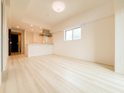 リビングに広がる開放的な空間は、家族が自然と集まり笑顔が絶えない場所。大きな窓から差し込む光が明るさと心地よさをもたらし、毎日の暮らしにゆとりと穏やかさを与えてくれる、家族の憩いの場所です。