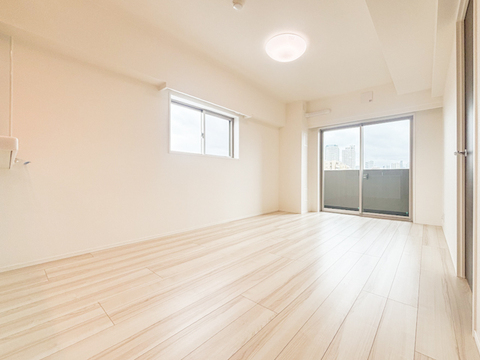 陽光あふれる広々リビングは、家族が集い笑顔が自然と生まれる温かい場所。心穏やかな時間がゆっくりと流れ、日々の暮らしがより豊かに彩られる、そんな快適な空間がここにあります。