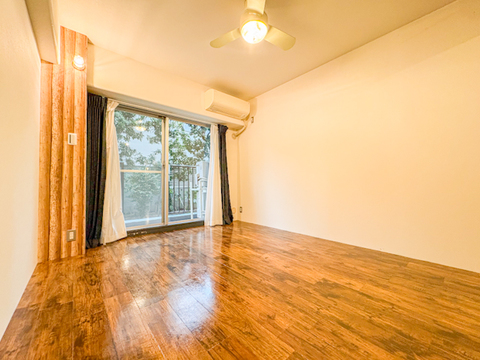 外観はシンプルながらも洗練されたデザインで、周囲の街並みにも調和しています。品のある佇まいが、暮らしに安心感と誇りをもたらしてくれます。