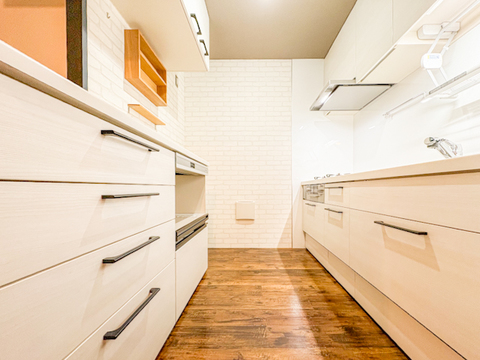 対面式システムキッチンは、開放感があり、会話をしながら料理ができる贅沢な空間。ゆとりのある広さが使い勝手を高め、豊富な収納があるため、調理器具や食材もすっきり整理。毎日のキッチン時間が快適です。