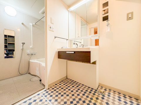 職人さんが丁寧に工事を進めています。完成後には見違えるほど素敵な住まいに。仕上がりが待ち遠しいですね。