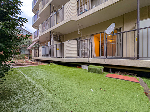 ゆったりとした専用庭は、植物を育てたり、リラックスした時間を楽しむのにぴったりの空間です。外でのひとときが心地よく、穏やかな時間が流れる場所が広がっています。家族みんながリラックスできるお庭です。