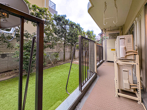 広々としたバルコニーは、植物やインテリアを楽しむスペースにぴったり。風通しが良く、晴れた日には日向ぼっこが楽しめる快適な空間です。季節ごとの変化を感じながらリラックスしたひとときを過ごせます。