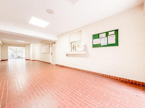 ロビーは明るく開放的で、住まいの第一印象を高める上品な空間です。ゆったりとしたスペースがあり、住む人や来客の心を和ませてくれる、上質なひとときを提供してくれます。