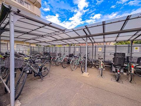 敷地内の駐輪場は、自転車を使う方にとって便利な設備です。整ったスペースで、通勤や通学にも安心して利用でき、日々の生活に利便性と快適さをプラスしてくれます。