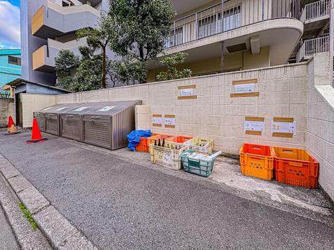 ゴミ置場が敷地内に設置され、住民が便利に利用できるよう配慮されています。管理が行き届いており、清潔に保たれているため、安心して快適に利用できる環境が整っています。