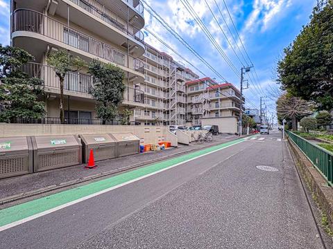 ワンフロアで完結する生活動線が魅力のマンション。階段の上り下りがないフラットな設計で、日々の家事や移動がスムーズです。管理体制がしっかりしているため、共用部分も美しく保たれており、快適に暮らせます。