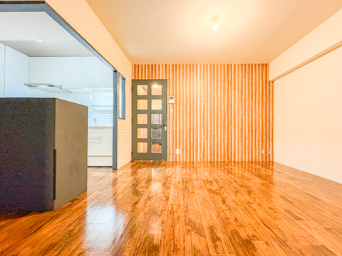 リフォーム前の様子を収めた写真です。これから内装や設備が新しく整えられ、モダンで快適な空間へと変わります。完成後には、まったく新しい住まいとしての魅力が引き出されます。