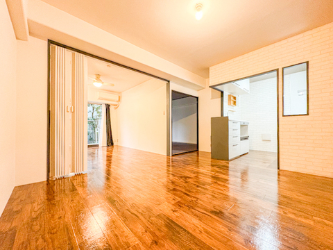 現在リフォーム中の物件です。新しいデザインや設備で、住む人が心地よく過ごせるよう仕上げています。完成後の素敵な住空間をお楽しみに。