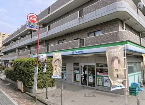 ファミリーマート是政五丁目店まで185m