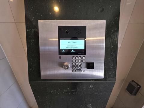 来訪者を確認してから解錠できるオートロック設備が設置されています。防犯面に配慮された共用設備で、日々の暮らしに安心感をもたらしてくれるポイントです。