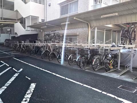 敷地内には屋根付きの駐輪スペースが設けられています。雨天時にも利用しやすく、自転車移動を日常的にされる方にとって嬉しい共用設備となっています。