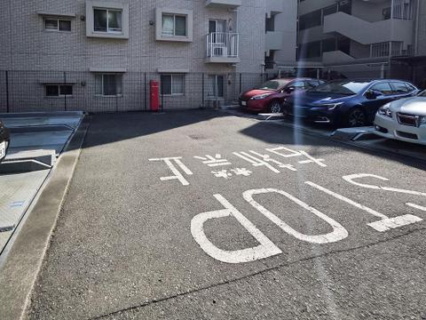 敷地内には駐車スペースが設けられており、お車を利用される方にも配慮された共用部分です。建物に近い位置に配置されているため、荷物の積み下ろしなど日常の動線にも配慮されています。