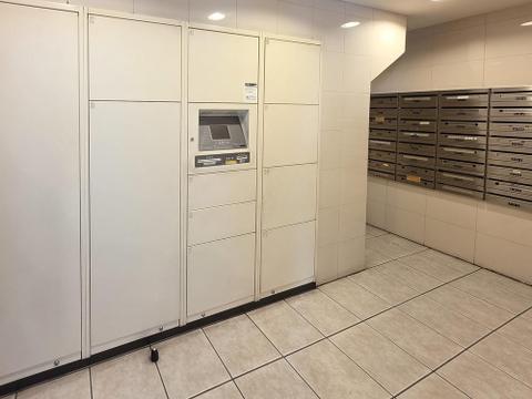 不在時でも荷物の受け取りができる宅配ボックスが設置されています。日中お忙しい方や外出が多いご家庭にも配慮された、日々の暮らしを支えてくれる便利な共用設備です。