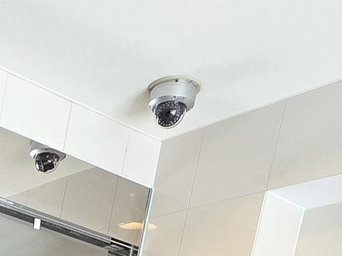 共用部には防犯カメラが設置されており、居住者の安心感に配慮された管理体制がうかがえます。日々の出入りを見守る設備として、防犯面にも配慮されたポイントです。