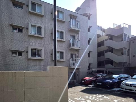 敷地内には駐車スペースが整備されており、お車を所有される方にも配慮された住環境です。建物近くに配置されているため、日常の移動や荷物の持ち運びにも便利に感じられます。