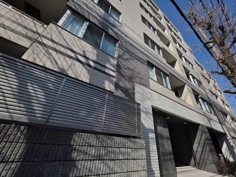 敷地内へと続くアプローチ部分が整えられており、住まう方の動線にも配慮された配置です。建物の出入りがしやすく、日々の生活の中でも使い勝手の良さを感じられるポイントです。