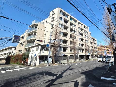 落ち着いたベージュ系タイル貼りの外観が印象的なマンションです。通りに面した開放感のある立地で視認性も良く、周辺は生活利便施設が点在し日々の暮らしを支えてくれます。