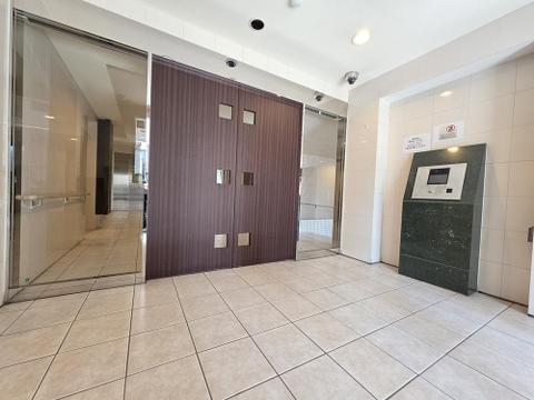 住まいの安心感を高めてくれるオートロック付きのエントランスです。タイル貼りの床で清潔感があり、来訪者を確認してから入館できるため日々の暮らしにも配慮された共用部となっています。