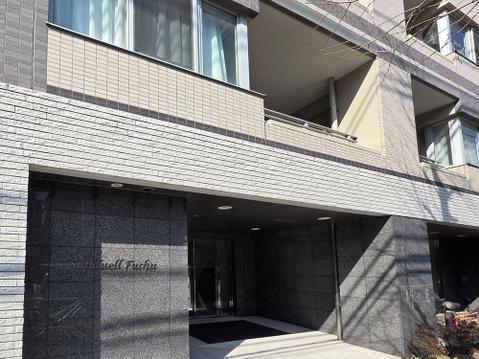 落ち着いた雰囲気のエントランスアプローチが住まう方や来訪者を迎えてくれます。屋根付きの設計となっており、天候の影響を受けにくく日々の出入りにも配慮された共用スペースです。