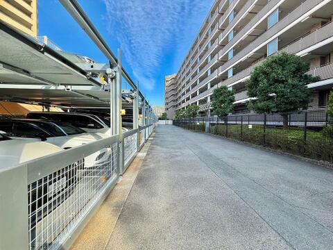 敷地内に駐車場があるため、車の移動がスムーズに行え、日常の外出が便利です。マンションの管理体制が整っており、防犯面でも安心して利用できる駐車場です。