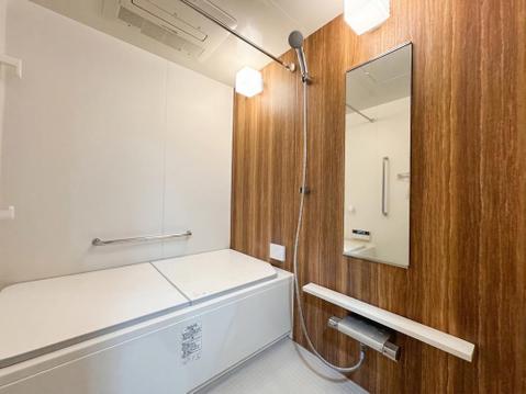 清潔感が保たれた中古物件のバスルームは、リラックスできる空間です。広々とした浴槽で、1日の疲れを癒す贅沢なひとときを楽しめます。丁寧に手入れされており、すぐに快適に利用できる状態です。