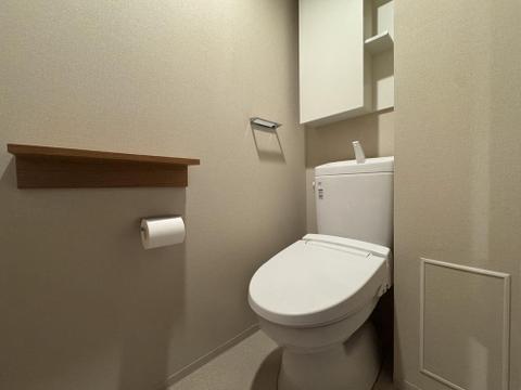 丁寧に手入れが行き届いたトイレは、清潔感が保たれた空間です。シンプルで使いやすい設計が魅力で、中古物件でも快適に利用できます。日常の生活に安心感をもたらす設備です。