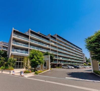 存在感のある外観が特徴のマンション。落ち着いたデザインとしっかりとした構造が安心感をもたらし、住まいとしての信頼性が感じられる美しい造りです。