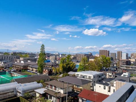 眺望が魅力の住まいで、窓からの景色が心を癒してくれます。季節ごとに移ろう風景を楽しめ、心安らぐ時間が流れる空間が広がります。毎日の生活に豊かさを与えてくれる場所です。