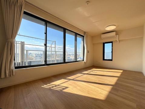 家族がくつろげる広々としたリビング。日差しがたっぷり降り注ぎ、明るく開放的な空間が広がります。ここで過ごす時間が家族の笑顔とともに特別な思い出になり、毎日の生活をより豊かなものにしてくれます。