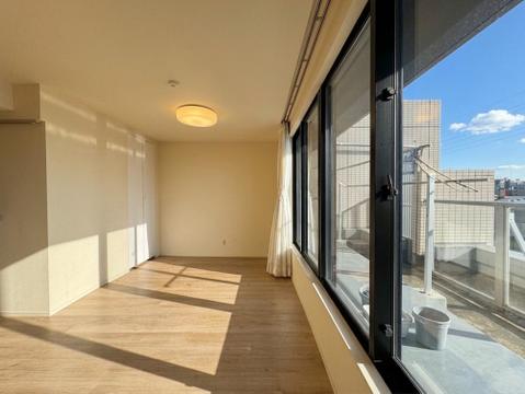 広々としたリビングは、家族全員がのびのびとくつろげる憩いの場所です。明るい光が差し込み、温かみのある空間が、毎日の生活をより豊かで楽しいものにしてくれます。家族みんなで集まるのが楽しみです。