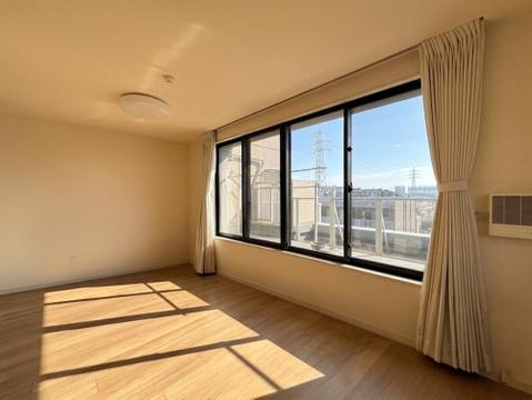 家族が自然と集まる広々としたリビング。大きな窓から陽の光が降り注ぎ、開放感と温もりが広がる空間です。ゆったりとくつろげる場所で、穏やかで心地よい時間を家族みんなで楽しめます。