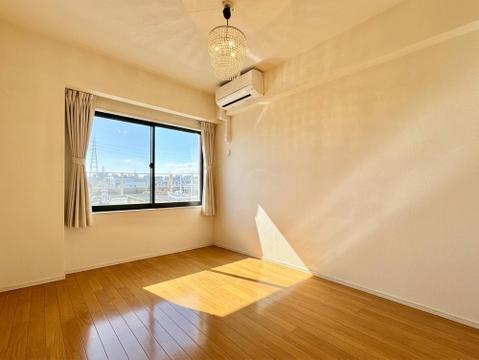 窓から差し込む柔らかな光が心地よい居室は、広さがあり、のびのびとした気分で過ごせます。趣味やリラックスの時間を楽しめる多用途な空間で、心安らぐ毎日が広がります。