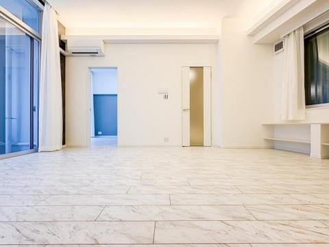 家族が自然と集まる広々としたリビング。大きな窓から陽の光が降り注ぎ、開放感と温もりが広がる空間です。ゆったりとくつろげる場所で、穏やかで心地よい時間を家族みんなで楽しめます。