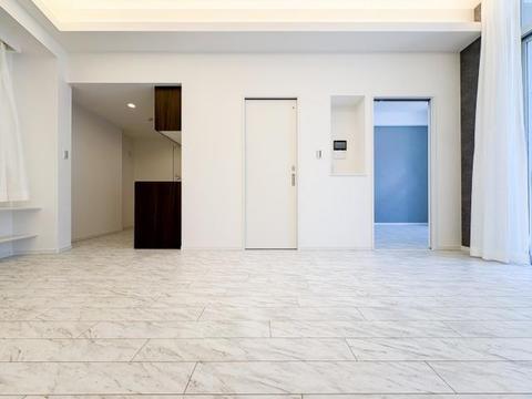 広々としたリビングは、家族全員がのびのびとくつろげる憩いの場所です。明るい光が差し込み、温かみのある空間が、毎日の生活をより豊かで楽しいものにしてくれます。家族みんなで集まるのが楽しみです。