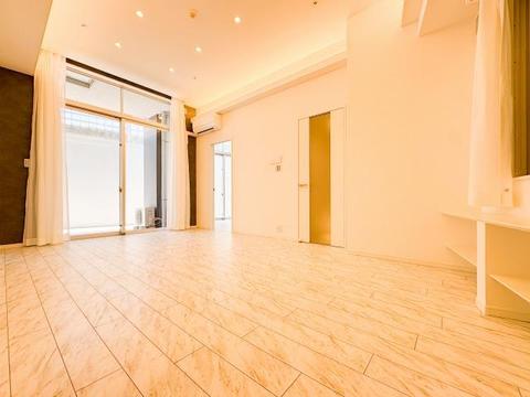 リビングに広がる開放的な空間は、家族が自然と集まり笑顔が絶えない場所。大きな窓から差し込む光が明るさと心地よさをもたらし、毎日の暮らしにゆとりと穏やかさを与えてくれる、家族の憩いの場所です。