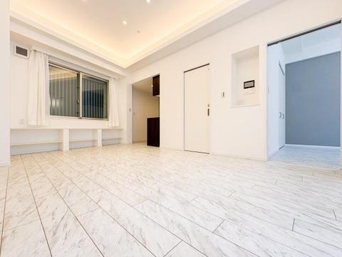 陽光あふれる広々リビングは、家族が集い笑顔が自然と生まれる温かい場所。心穏やかな時間がゆっくりと流れ、日々の暮らしがより豊かに彩られる、そんな快適な空間がここにあります。