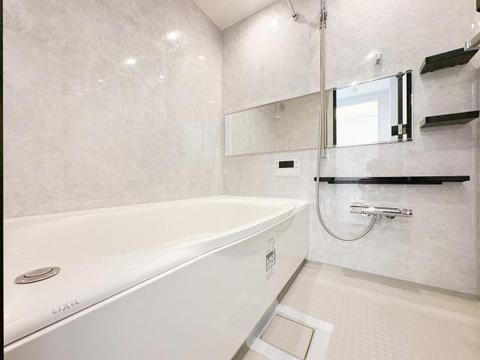 ゆったりとした広さのバスルームで、1日の疲れを癒す贅沢な時間が過ごせます。清潔感とモダンなデザインが、快適な入浴タイムを提供し、リラックスできる空間で一日の締めくくりの時間をお過ごしいただけます。