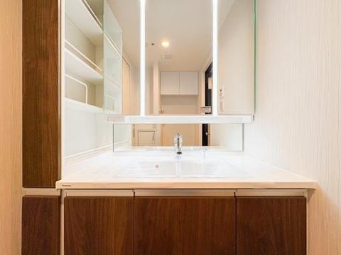 使い勝手が良い洗面化粧台は、収納力も豊富で清潔感が保たれた空間。シンプルでモダンなデザインが、朝の支度を快適にしてくれます。毎日の生活がよりスムーズに整います。