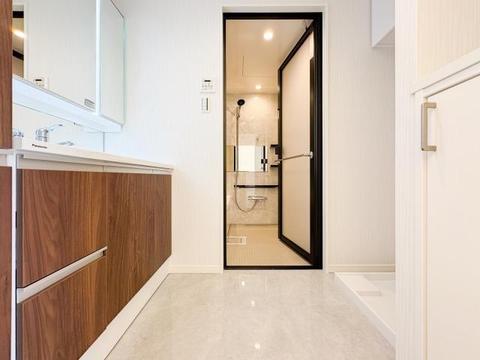 洗面脱衣所の広々としたスペースは、洗濯や着替えがしやすく、清潔感あふれる快適な空間です。収納も充実しており、家族全員が使いやすい設計が日常生活を支えてくれます。