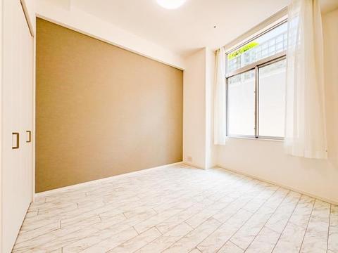 広々とした居室は、たっぷりと日差しが差し込み、ゆったりとしたくつろぎのひとときを楽しめる空間です。清潔感と快適さが保たれており、穏やかで心地よい毎日を支えてくれます。