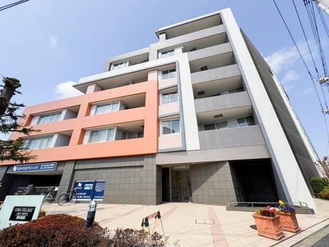 スタイリッシュで洗練された外観が、毎日帰宅するのを楽しみにさせてくれます。上質なデザインが目を引き、住む人にも訪れる人にも好印象を与える美しい佇まいが魅力です。