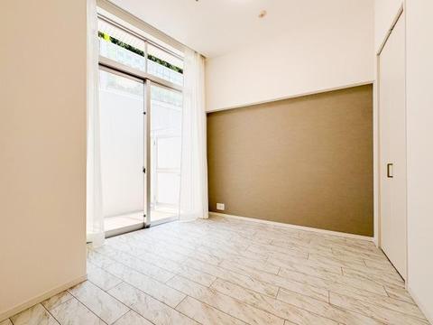 窓から差し込む柔らかな光が心地よい居室は、広さがあり、のびのびとした気分で過ごせます。趣味やリラックスの時間を楽しめる多用途な空間で、心安らぐ毎日が広がります。